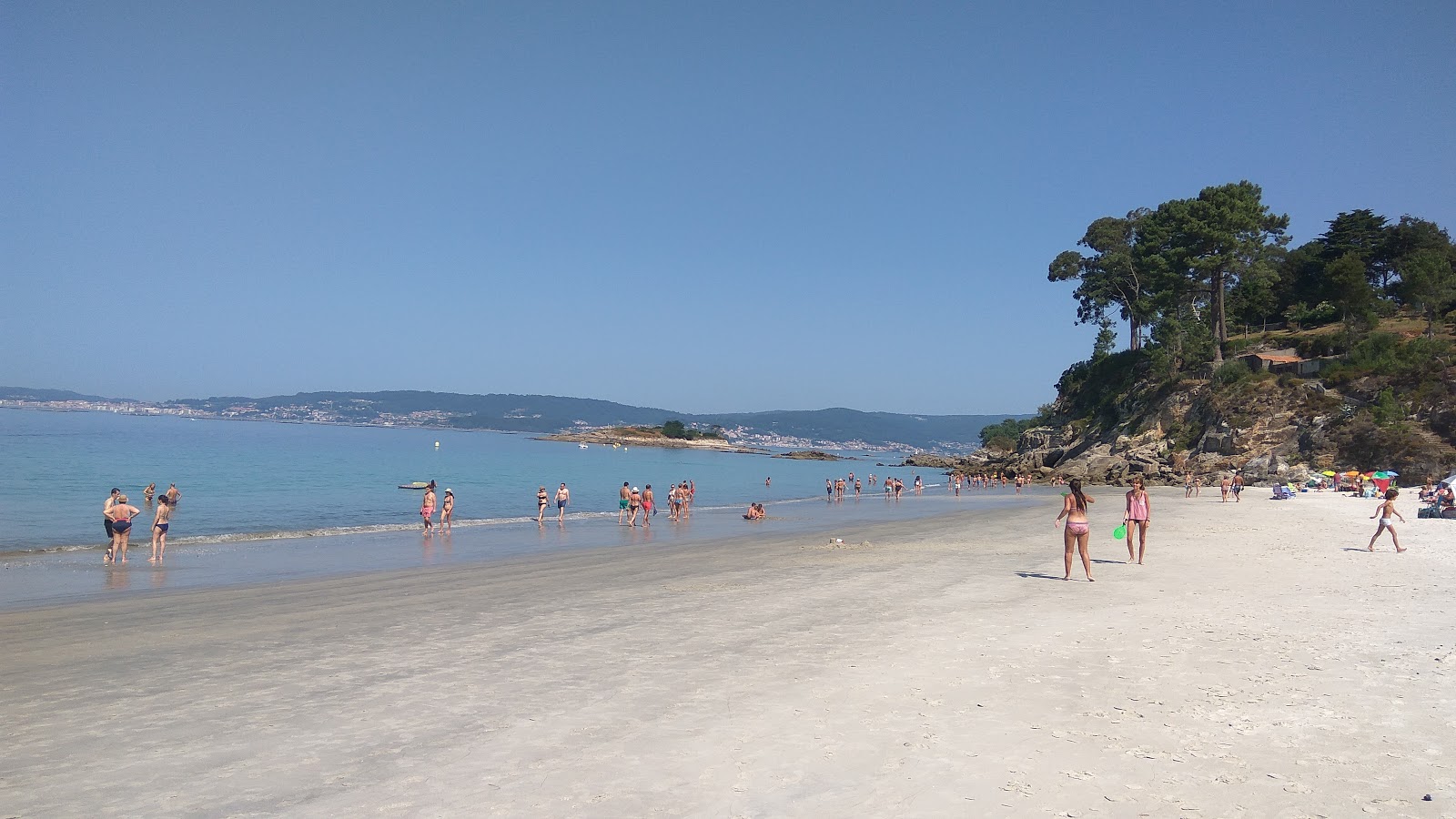 Praia de Lapaman'in fotoğrafı dağlarla çevrili