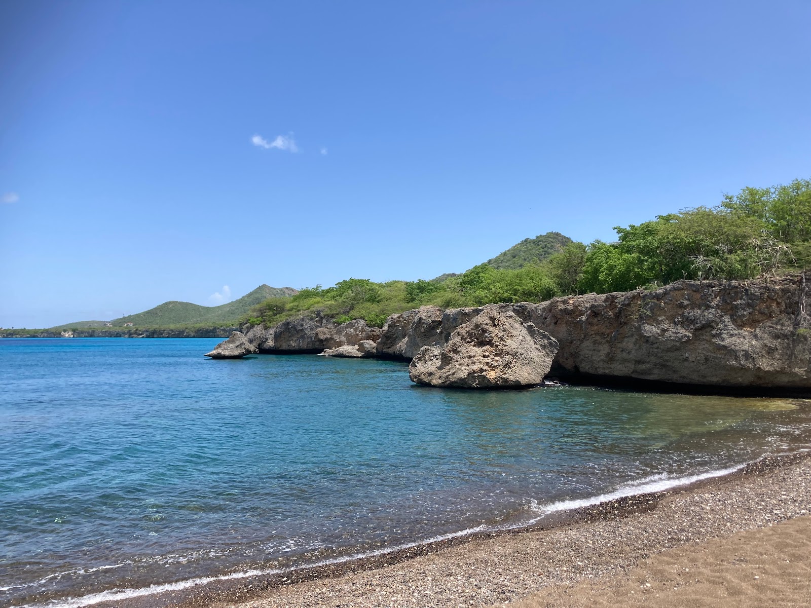 Fotografie cu Playa Santu Pretu cu o suprafață de pietricel gri fin