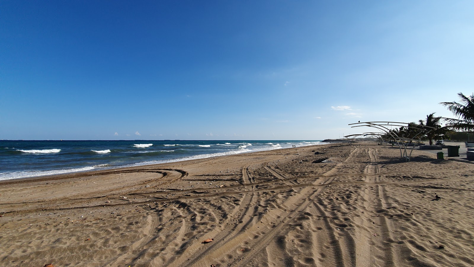 Foto van Qidfa Beach met recht en lang