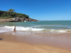Photo de Praia dos Padres entouré de montagnes