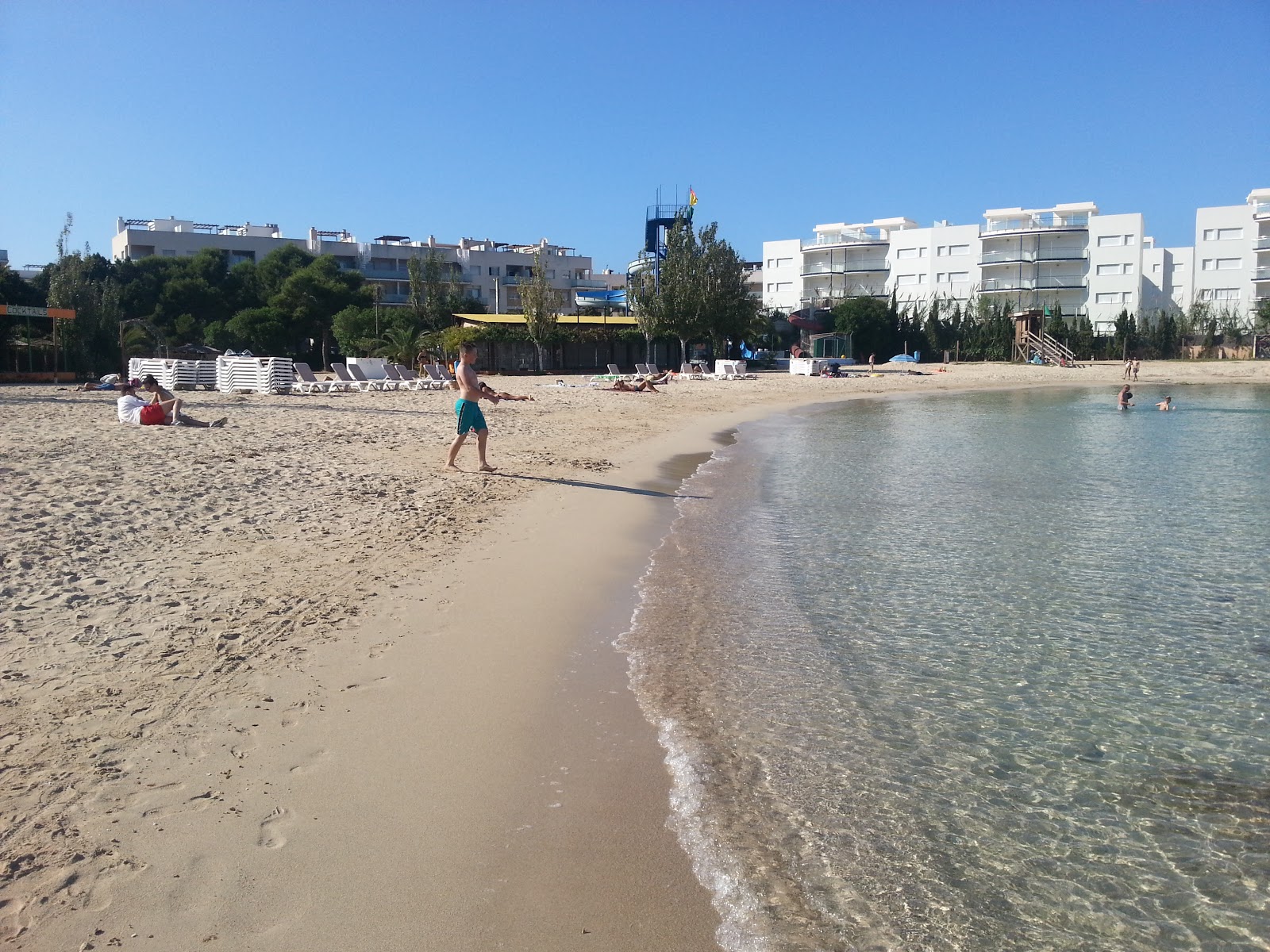 Photo de Cala Pinet avec un niveau de propreté de assez propre