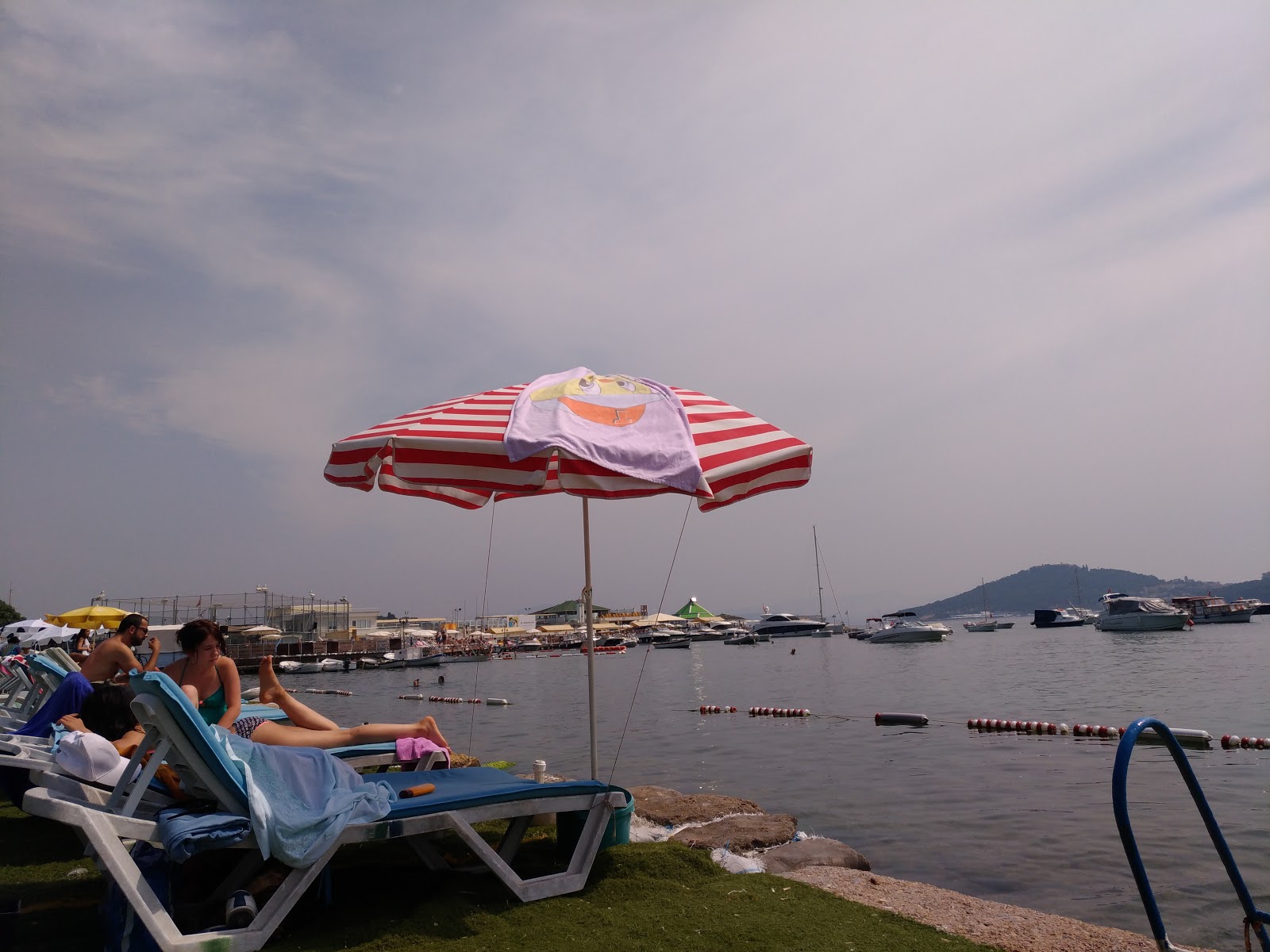 Foto von Burgazada Halk Plaji annehmlichkeitenbereich