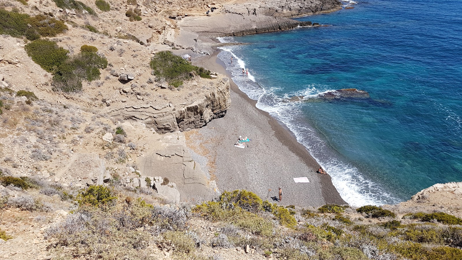 Foto von La Praia dei Nacchi mit grauer kies Oberfläche