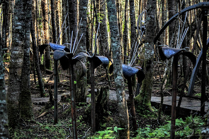 Sculptures de fer et sentiers en forêt