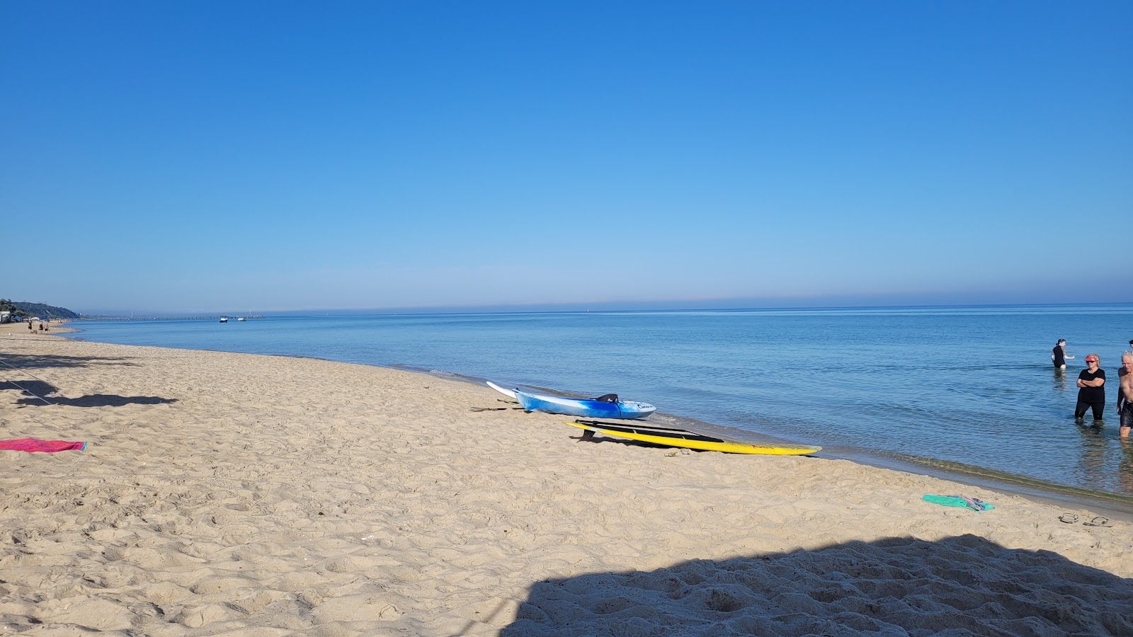 Safety Beach'in fotoğrafı dağlarla çevrili