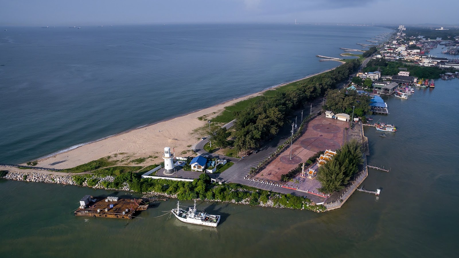 Φωτογραφία του Laem Charoen Beach - δημοφιλές μέρος μεταξύ λάτρεις της χαλάρωσης