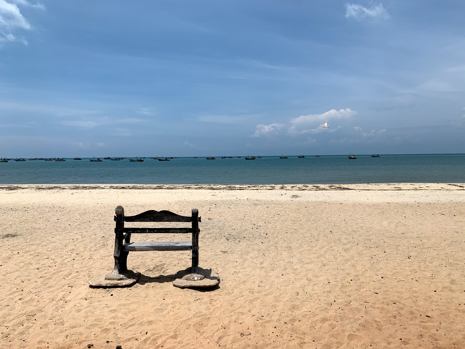 Φωτογραφία του Pesalai Beach με μακρά ευθεία ακτή