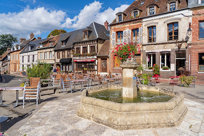 Fontaine place Benserade à Lyons-la-Forêt
