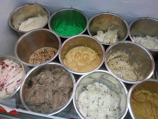 Cupcake Shop «Smallcakes: A Cupcakery of Naperville», reviews and photos, 115 E Ogden Ave #119, Naperville, IL 60563, USA