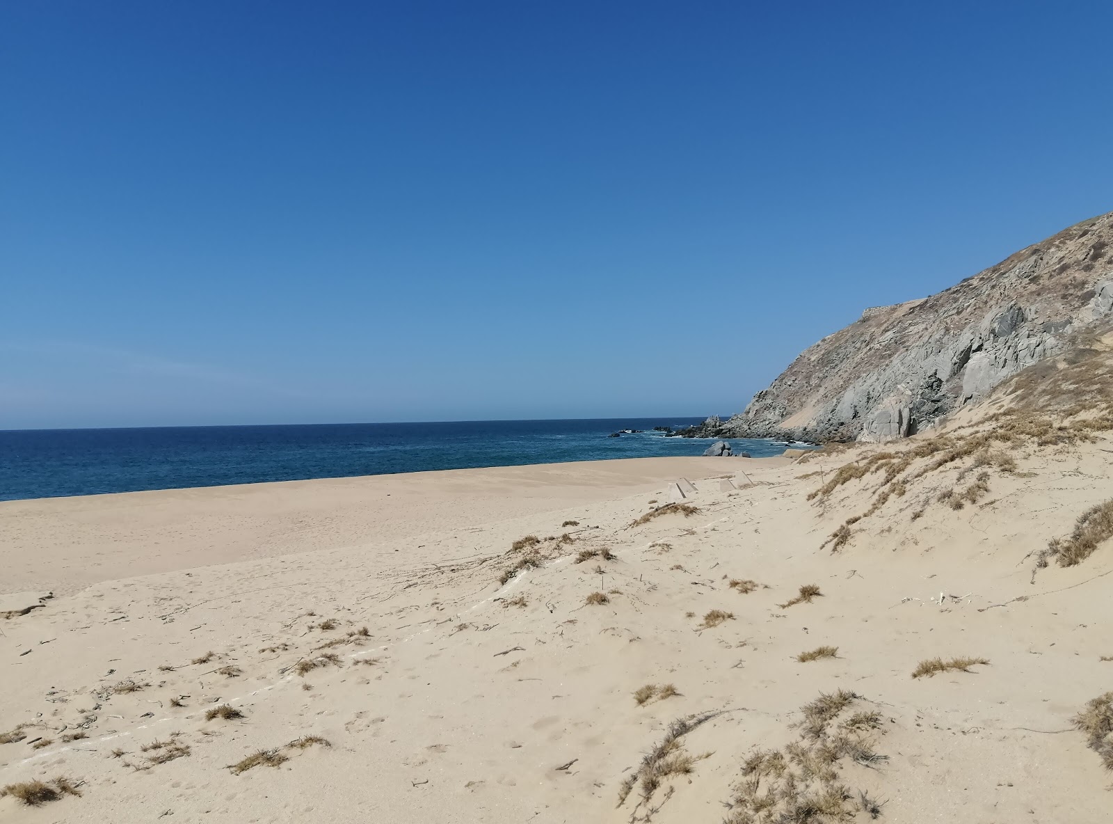 Valokuva Playa el Faroista. pinnalla turkoosi puhdas vesi:n kanssa