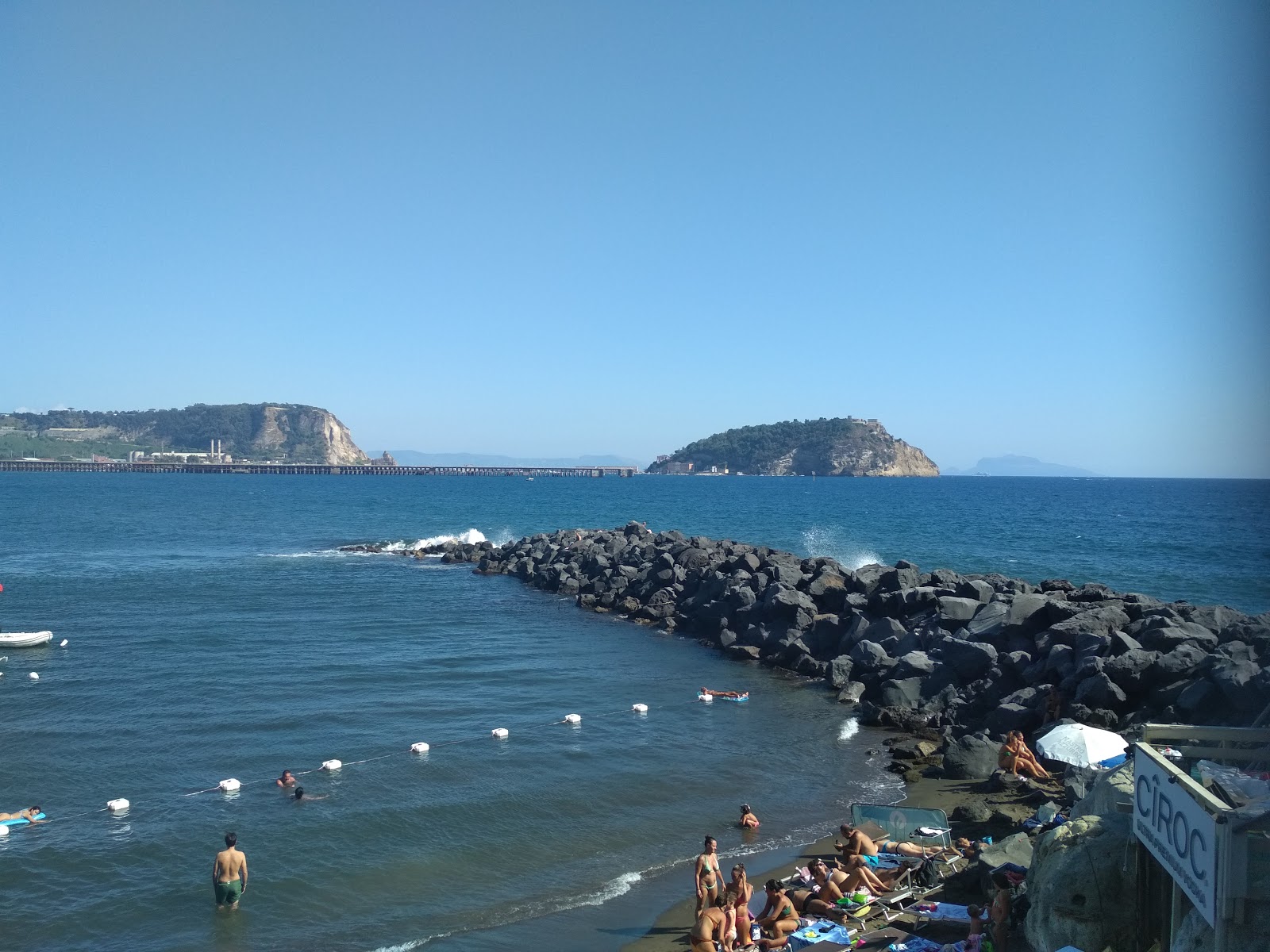 Foto van St. Vincenzo beach met blauw water oppervlakte