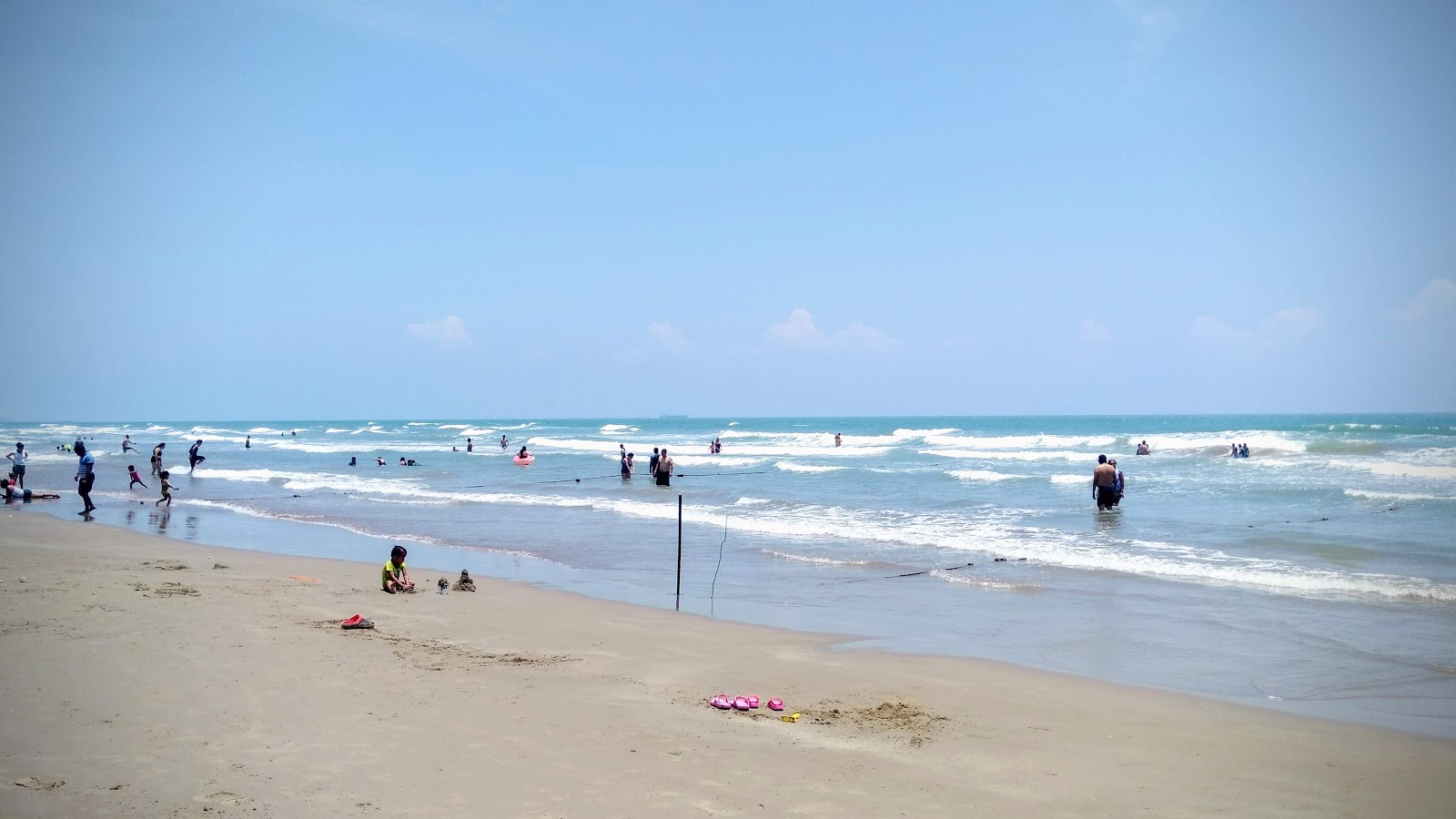 Foto de Playa Tuxpan com areia fina e brilhante superfície