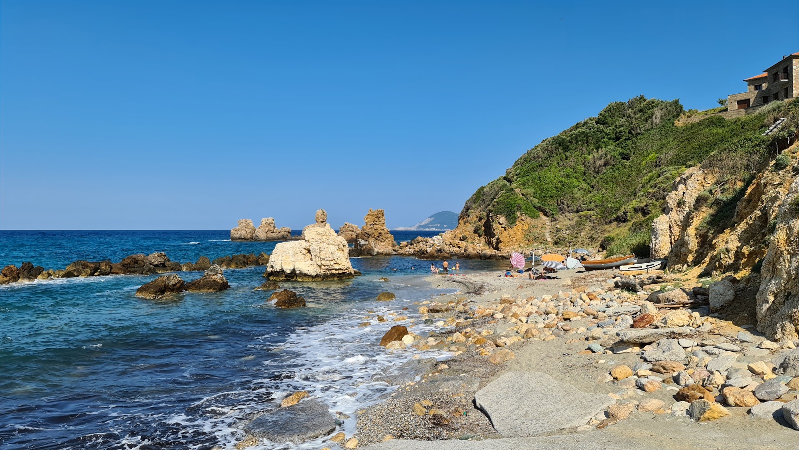 Fotografie cu Mouritas beach amplasat într-o zonă naturală