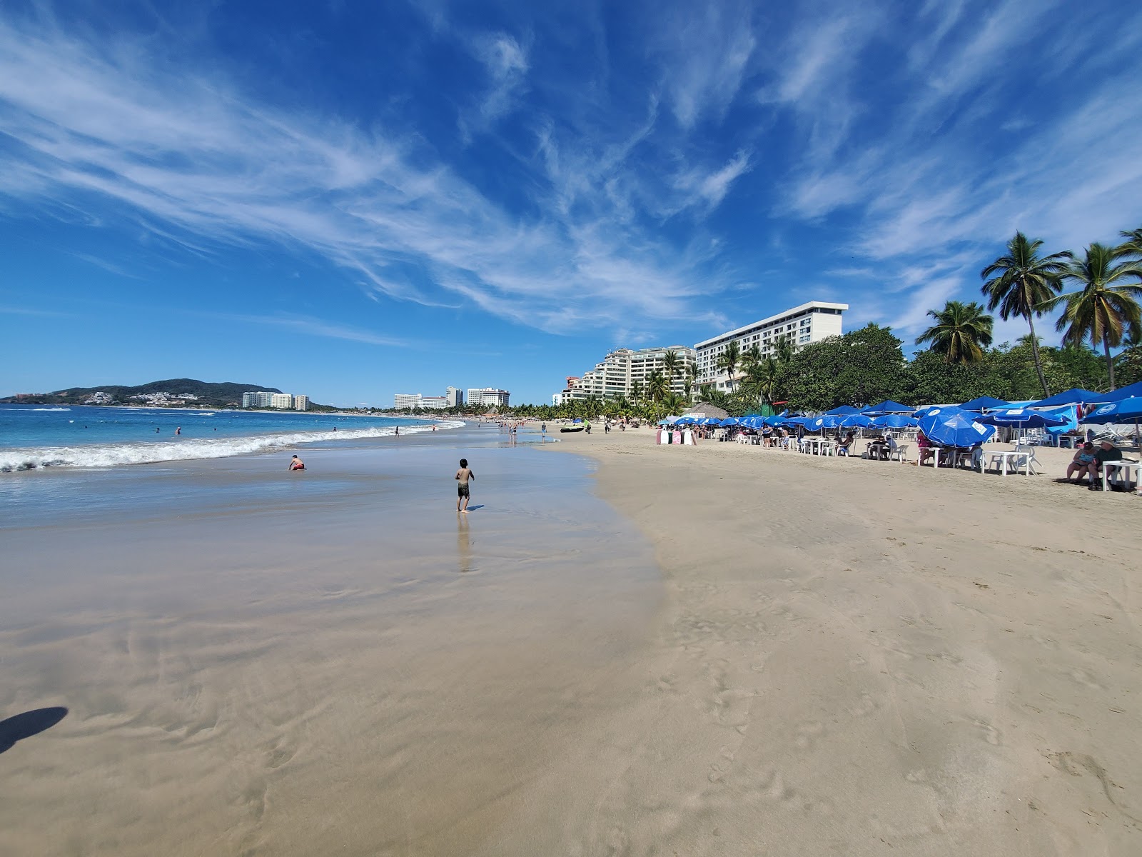 Foto di La Cucaracha beach con una superficie del sabbia beige fine