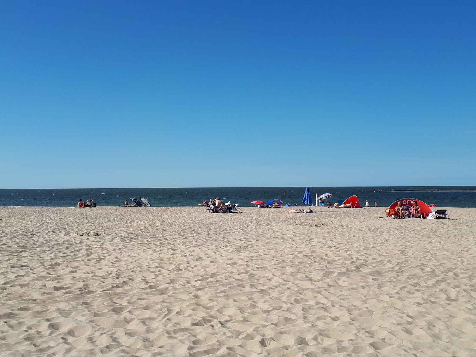 Renesse beach II的照片 带有碧绿色水表面