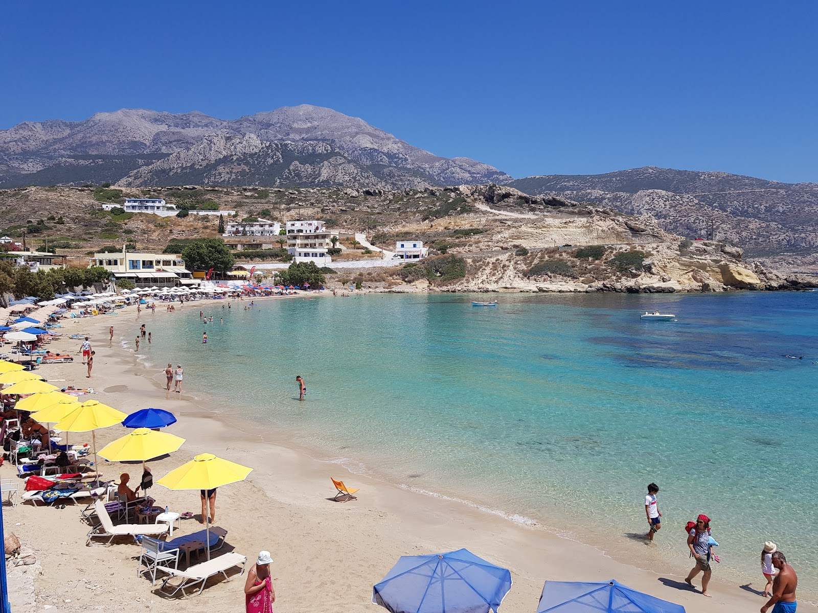 Photo de Paralia Lefkos avec sable brun de surface