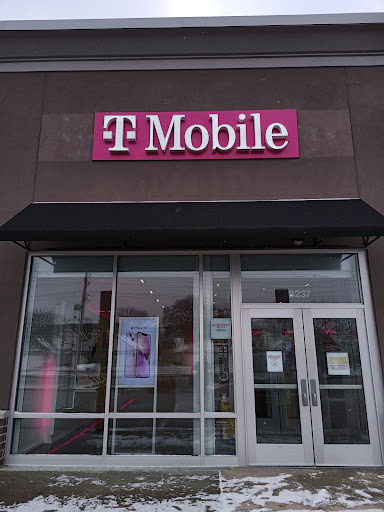Cell Phone Store «T-Mobile», reviews and photos, 8237 W Ridgewood Dr, Parma, OH 44129, USA