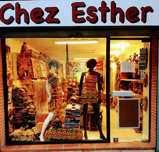 Chez Esther boutique africaine de tissus wax, statuettes, bijoux.
