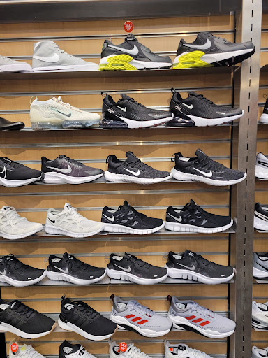 Sporting Goods Store «SCHEELS», reviews and photos, 2800 S Columbia Rd, Grand Forks, ND 58201, USA