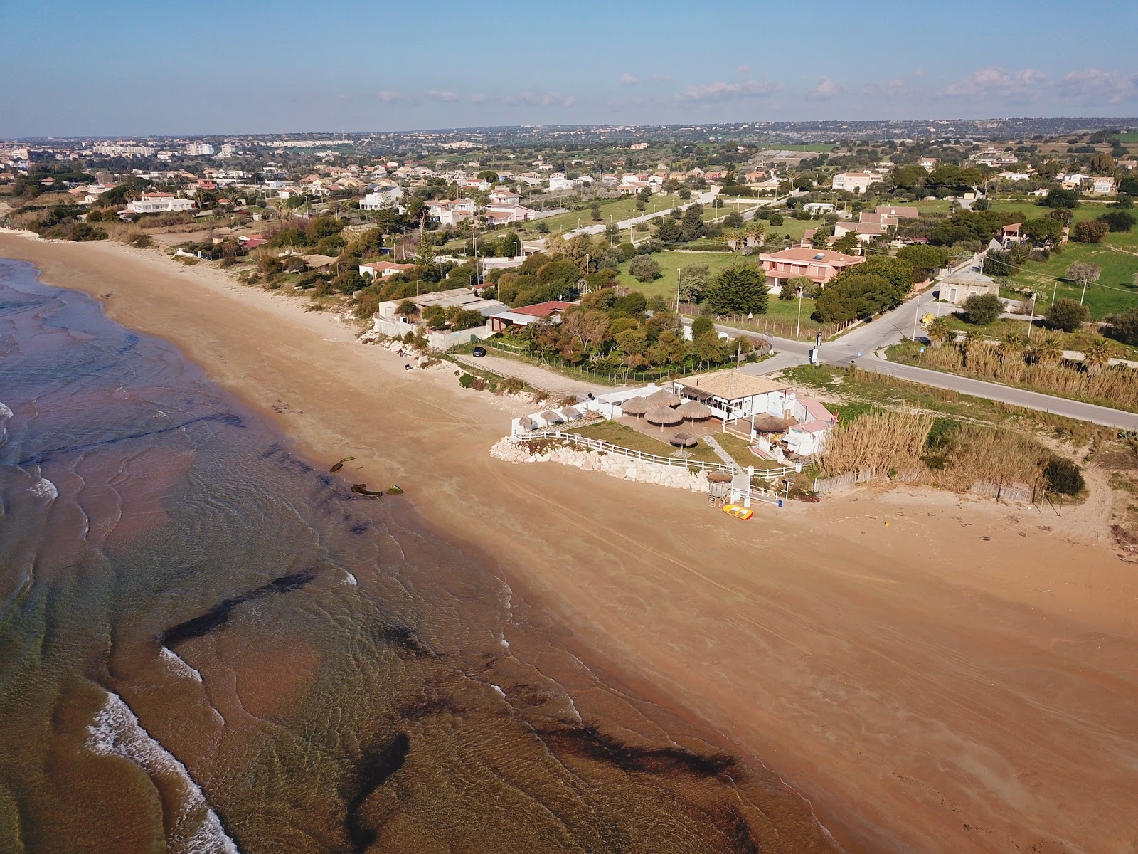 Foto de Tiki beach - lugar popular entre os apreciadores de relaxamento