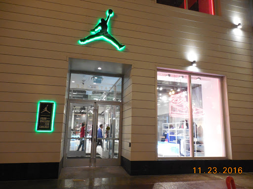 Shoe Store «Footaction», reviews and photos, 32 S State St, Chicago, IL 60603, USA