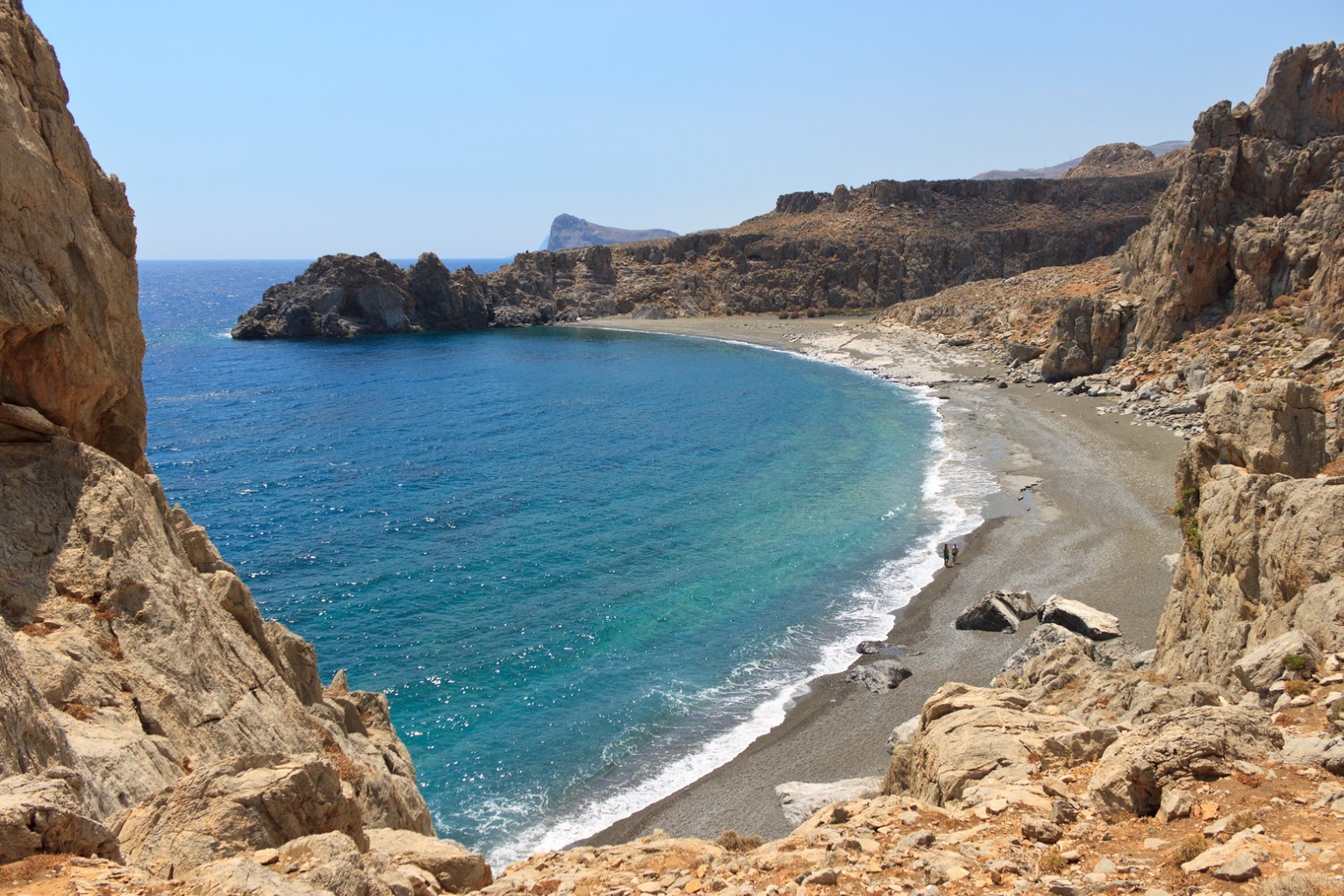 Trachoulas beach'in fotoğrafı gri çakıl taşı yüzey ile