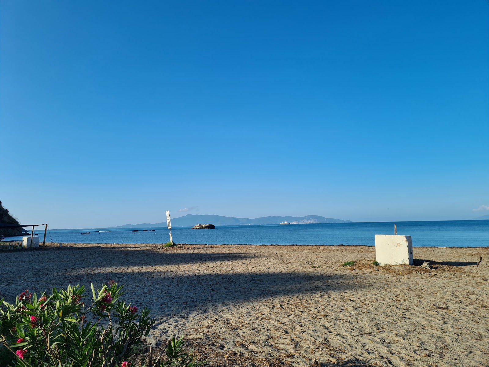 Photo de Spiaggia della Puntata protégé par des falaises