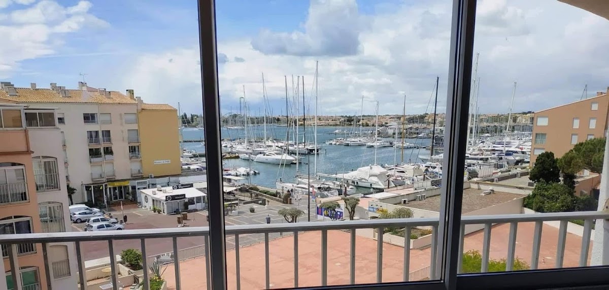 Cap d'Agde super appart 4 pers climatisé vue imprenable sur le port :300 m de la plage 50 m tous commerces à Le Cap d'Agde
