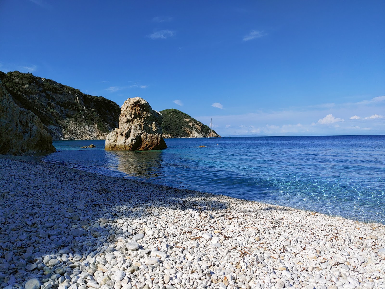 Foto van Spiaggia La Sorgente met kleine baai