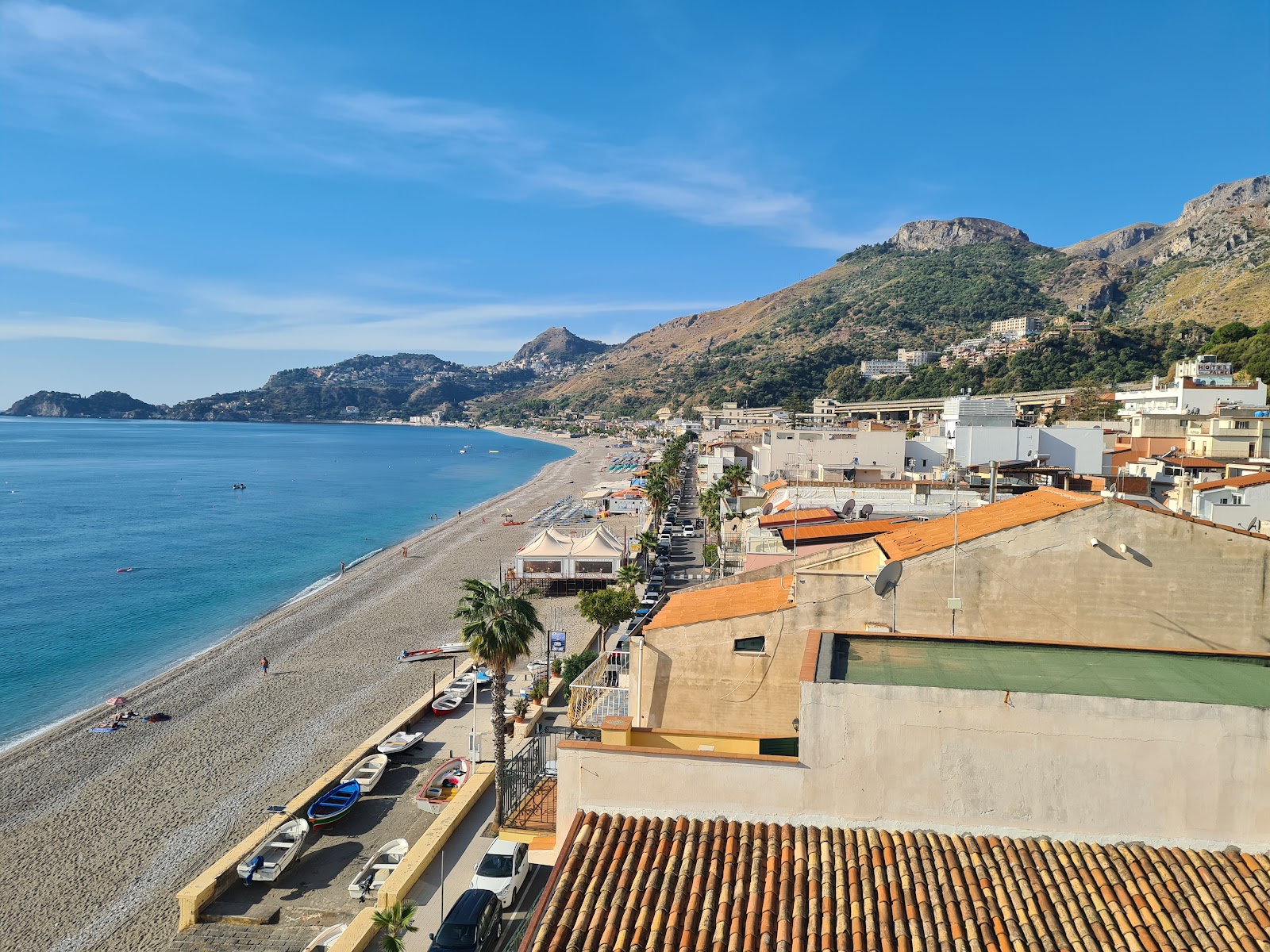 Foto de Playa de Letojanni y el asentamiento