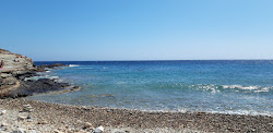 Saoures beach'in fotoğrafı düz bir kıyı şeridi ile birlikte