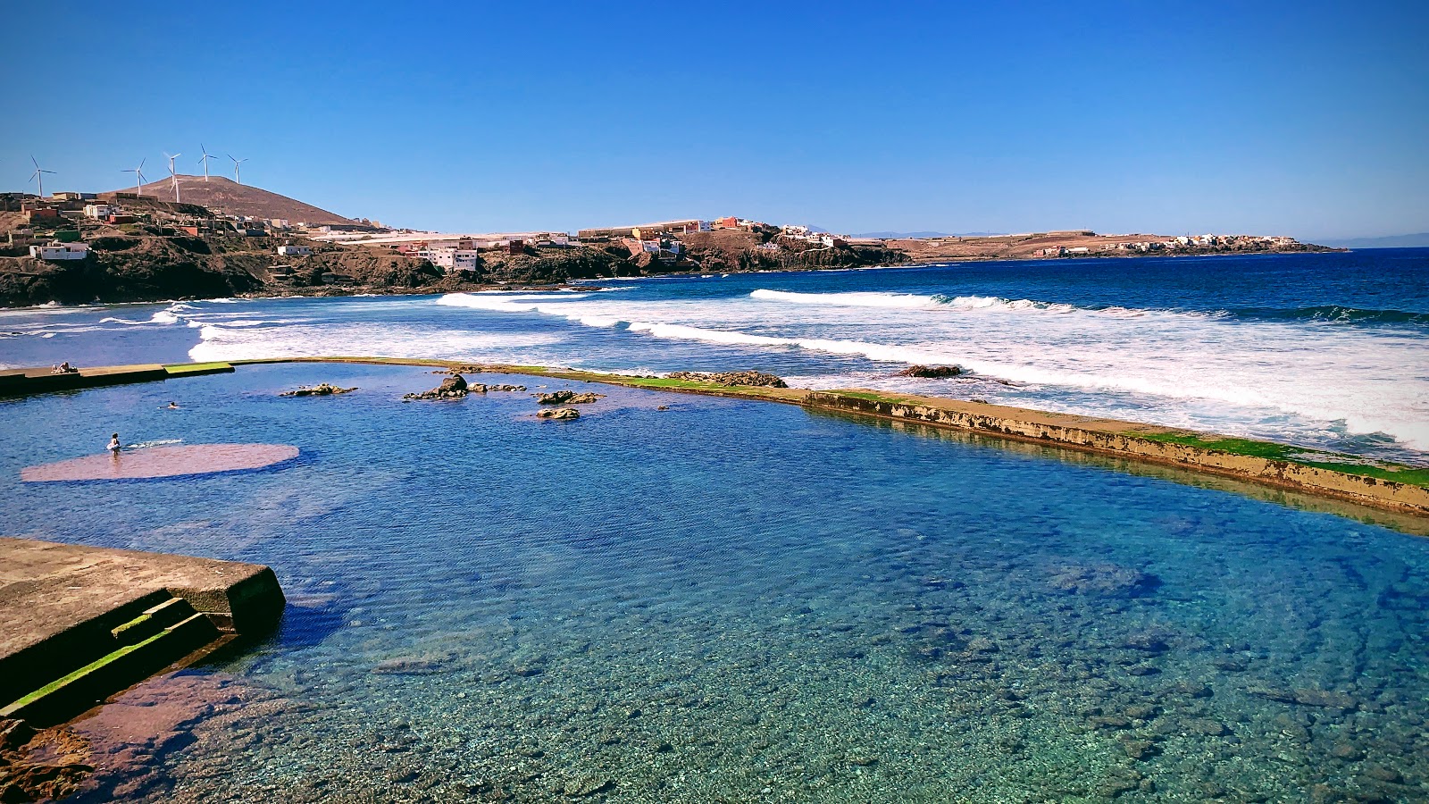 Foto av Playa del Agujero med grönt vatten yta
