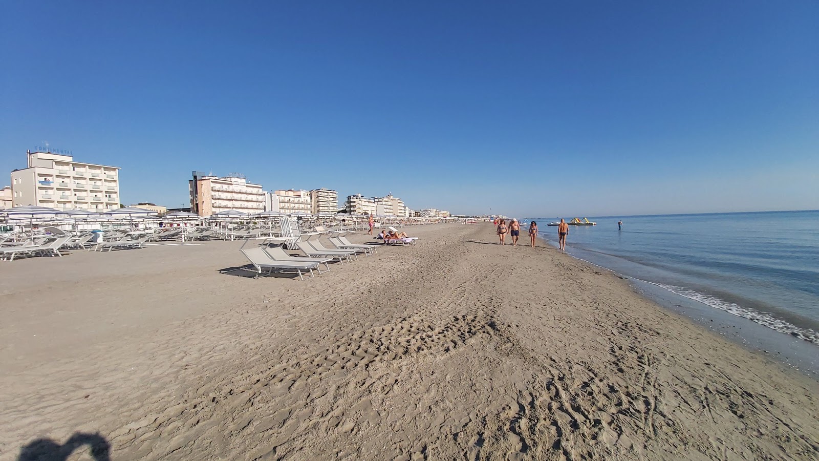 Foto di Spiaggia Molo di Ponente Cervia II con una superficie del sabbia beige