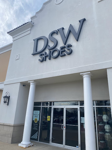 Shoe Store «DSW Designer Shoe Warehouse», reviews and photos, 4250 Summit Plaza Dr, Louisville, KY 40241, USA