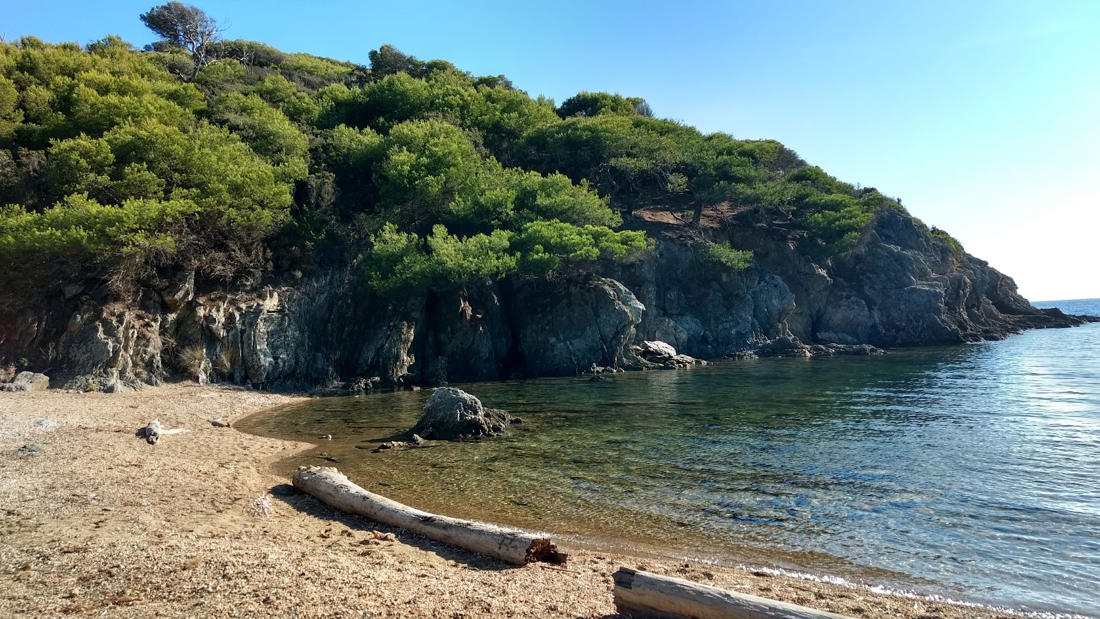 Valokuva Calanque du Breganconnetista. pinnalla pienet harmaat kivet:n kanssa
