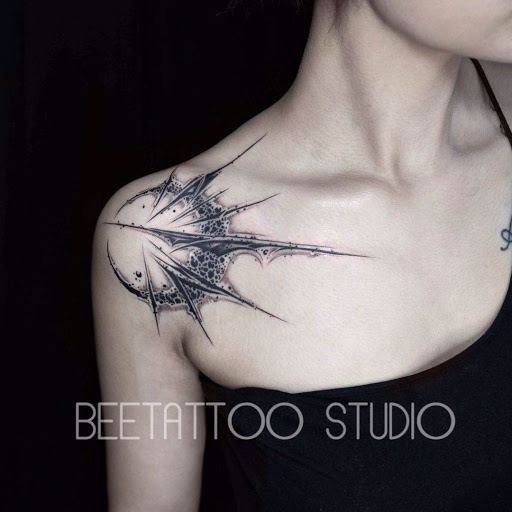 Explore upper shoulder tattoo ideas, creative tattoo ideas in Flushing, available at Bee Tattoo Studio