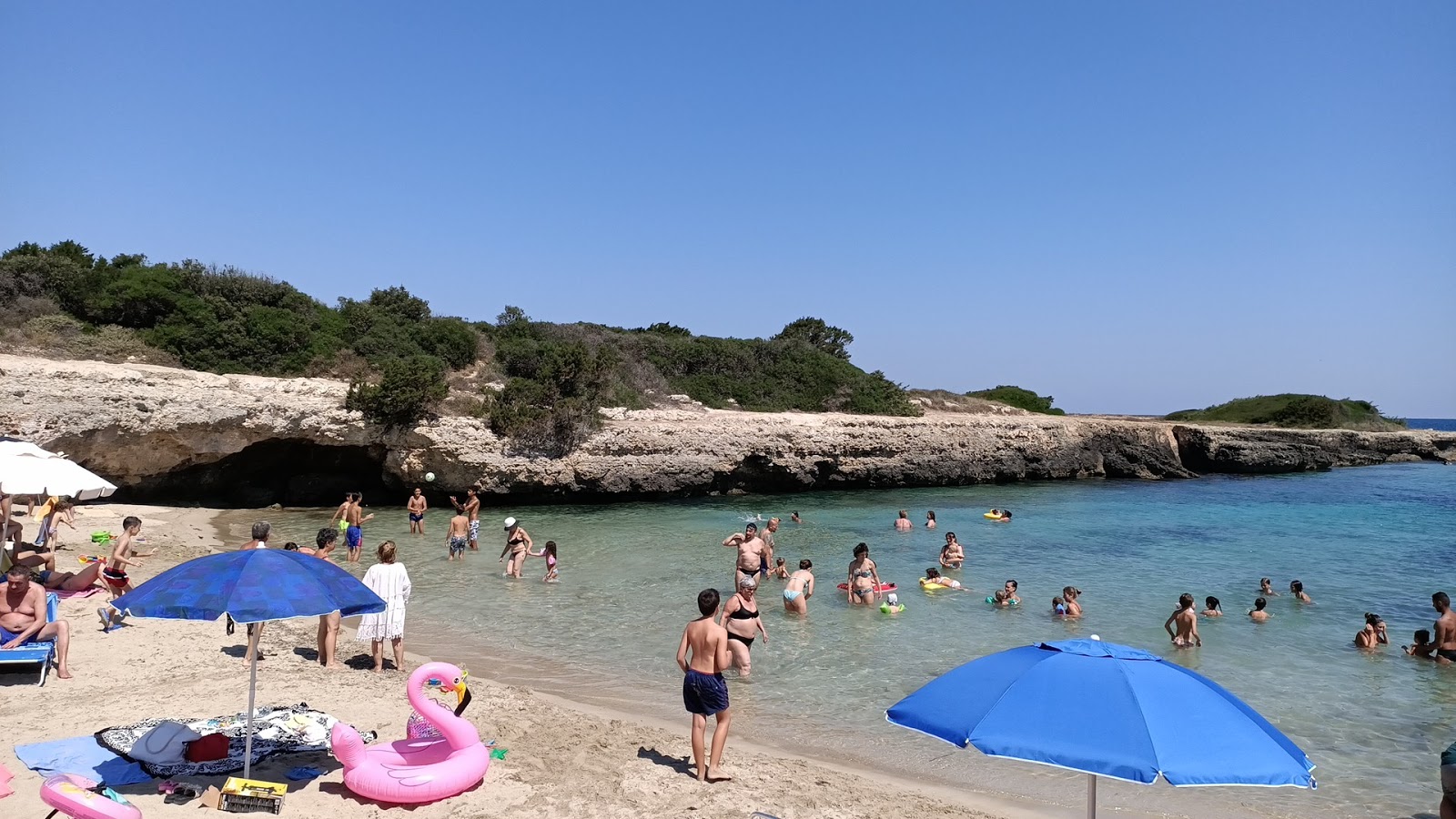 Φωτογραφία του Torre Pozzelle beaches με καθαρό μπλε νερό επιφάνεια