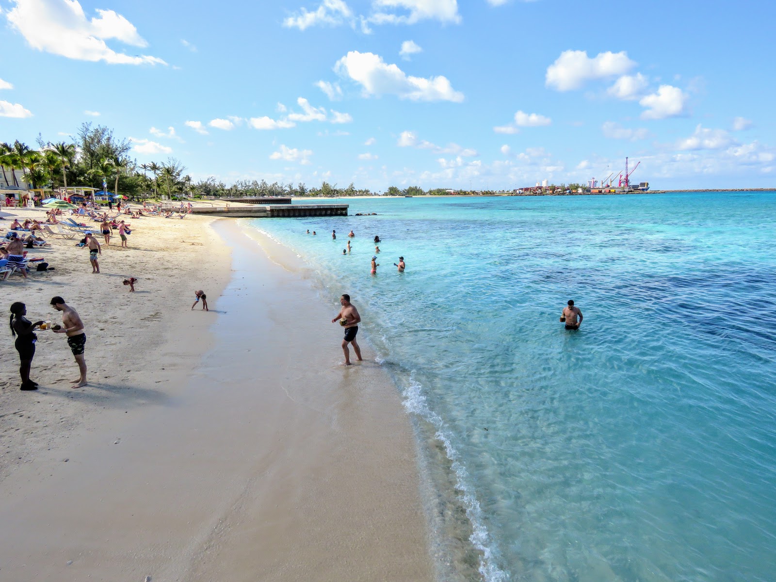 Foto av Western Esplande beach med turkos rent vatten yta