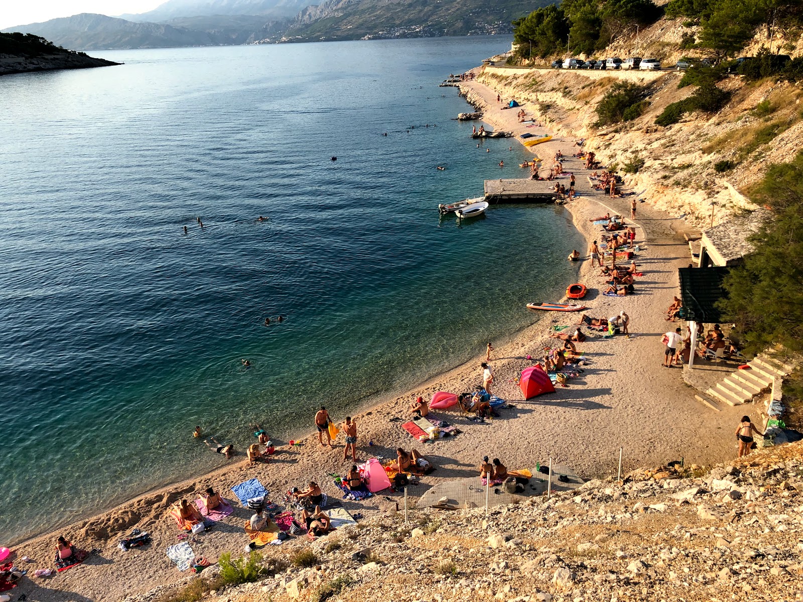 Foto van Lucica beach ondersteund door kliffen