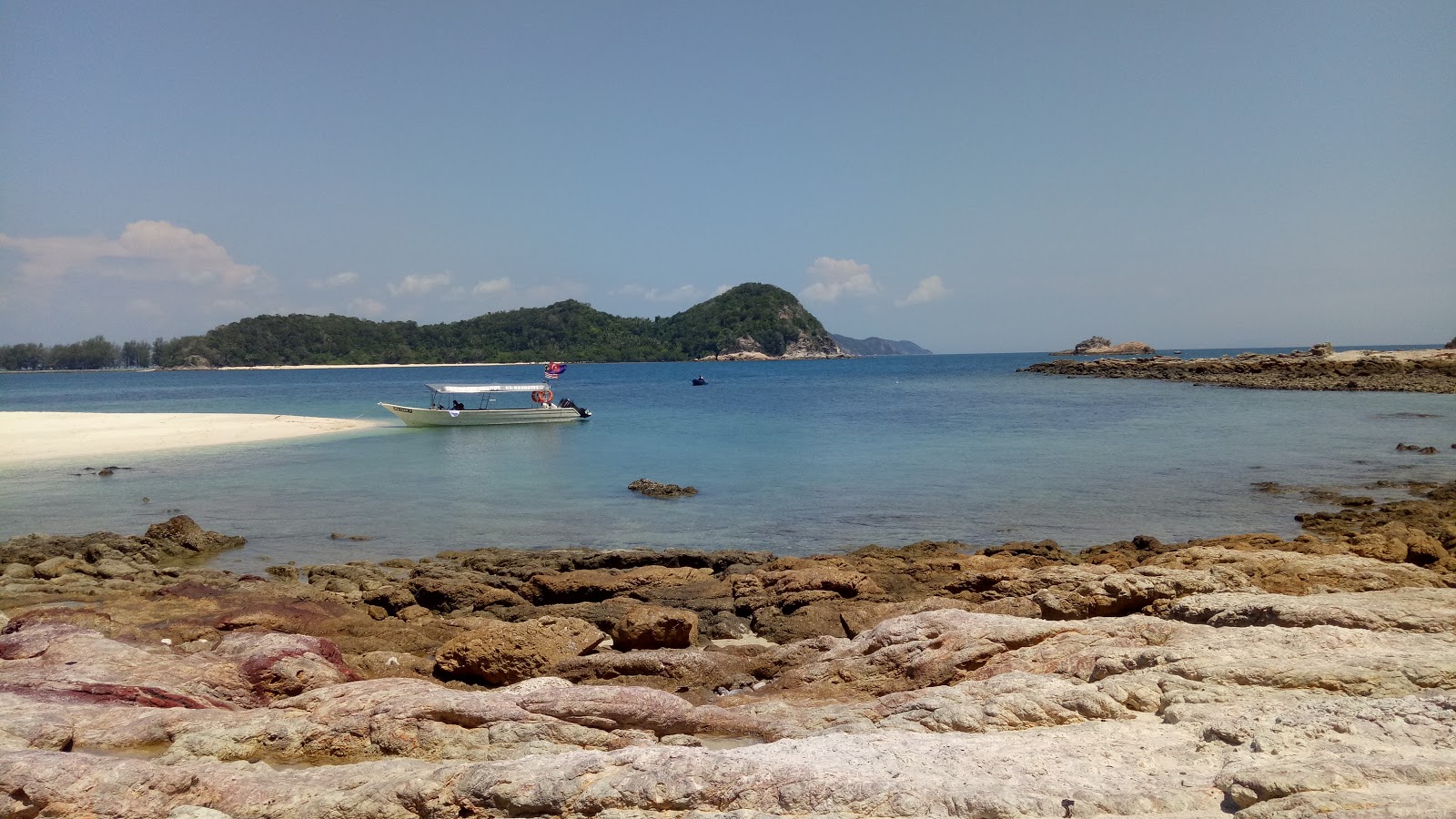 Foto von Pulau Kukus mit gerader strand