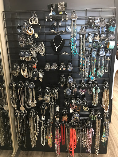 Used Clothing Store «Clothes Mentor», reviews and photos, 306 Oyster Point Rd, Newport News, VA 23602, USA