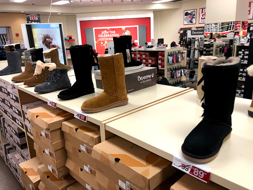 Shoe Store «Famous Footwear», reviews and photos, 40-24 College Point Blvd, Flushing, NY 11354, USA