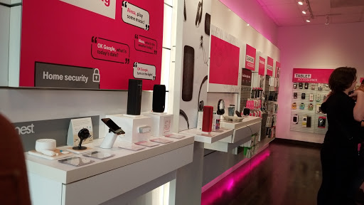 Cell Phone Store «T-Mobile», reviews and photos, 9 Centerpointe Dr, Lake Oswego, OR 97035, USA