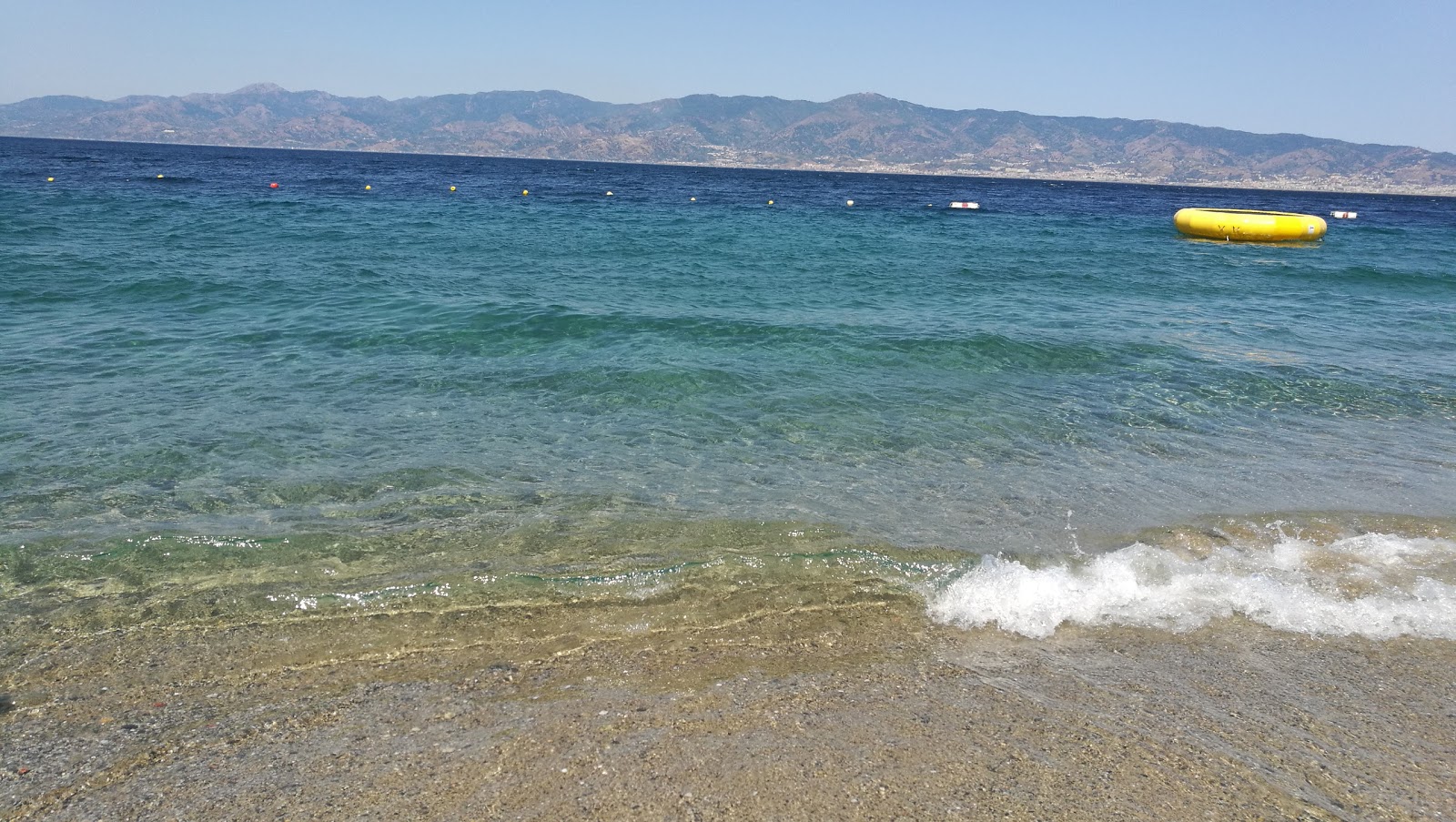 Archi beach'in fotoğrafı geniş plaj ile birlikte