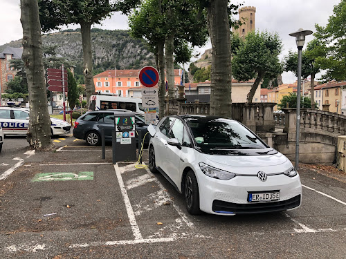 Borne de recharge de véhicules électriques RÉVÉO Charging Station Foix