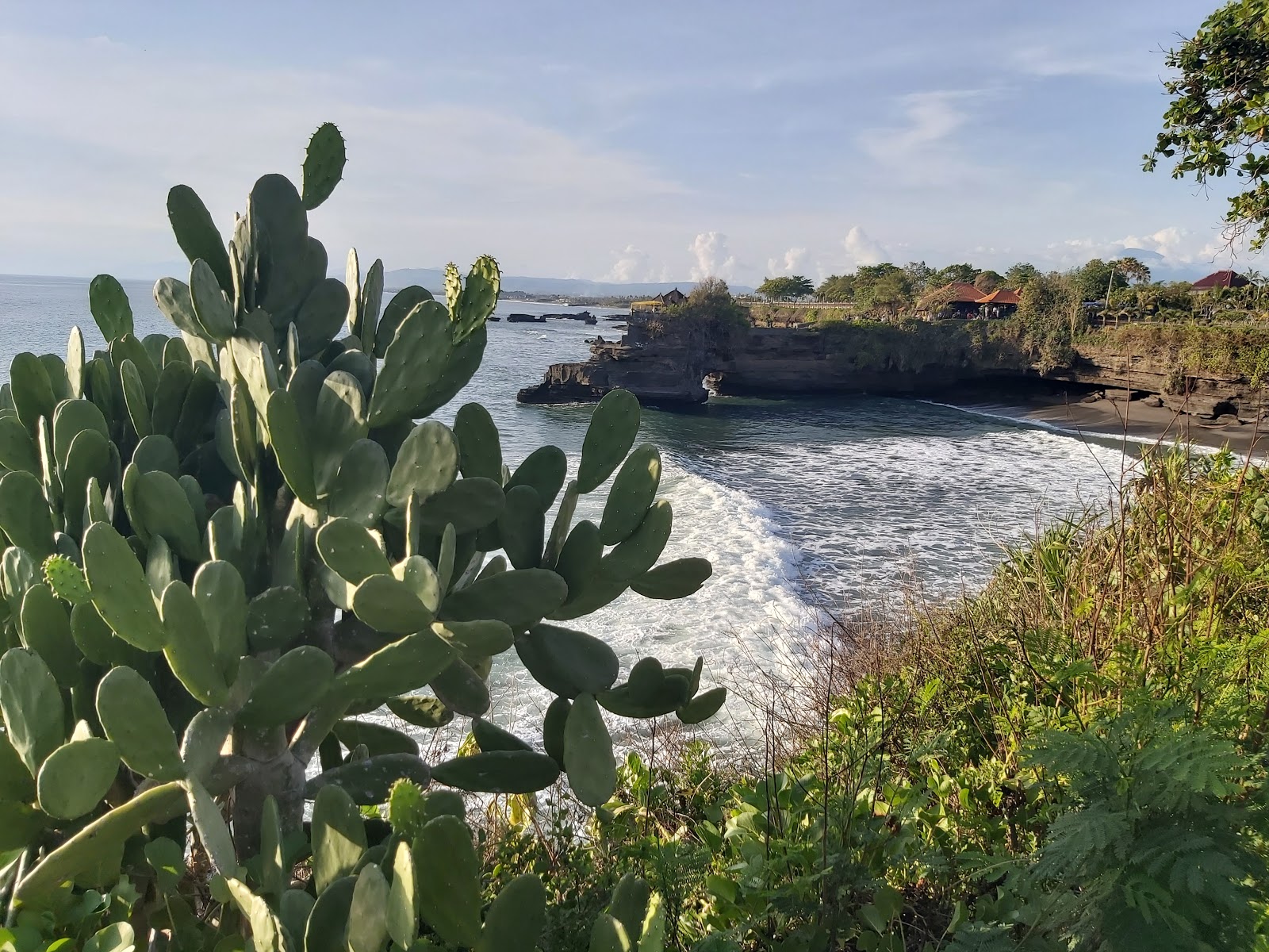 Batu Bolong Temple Beach'in fotoğrafı ve yerleşim