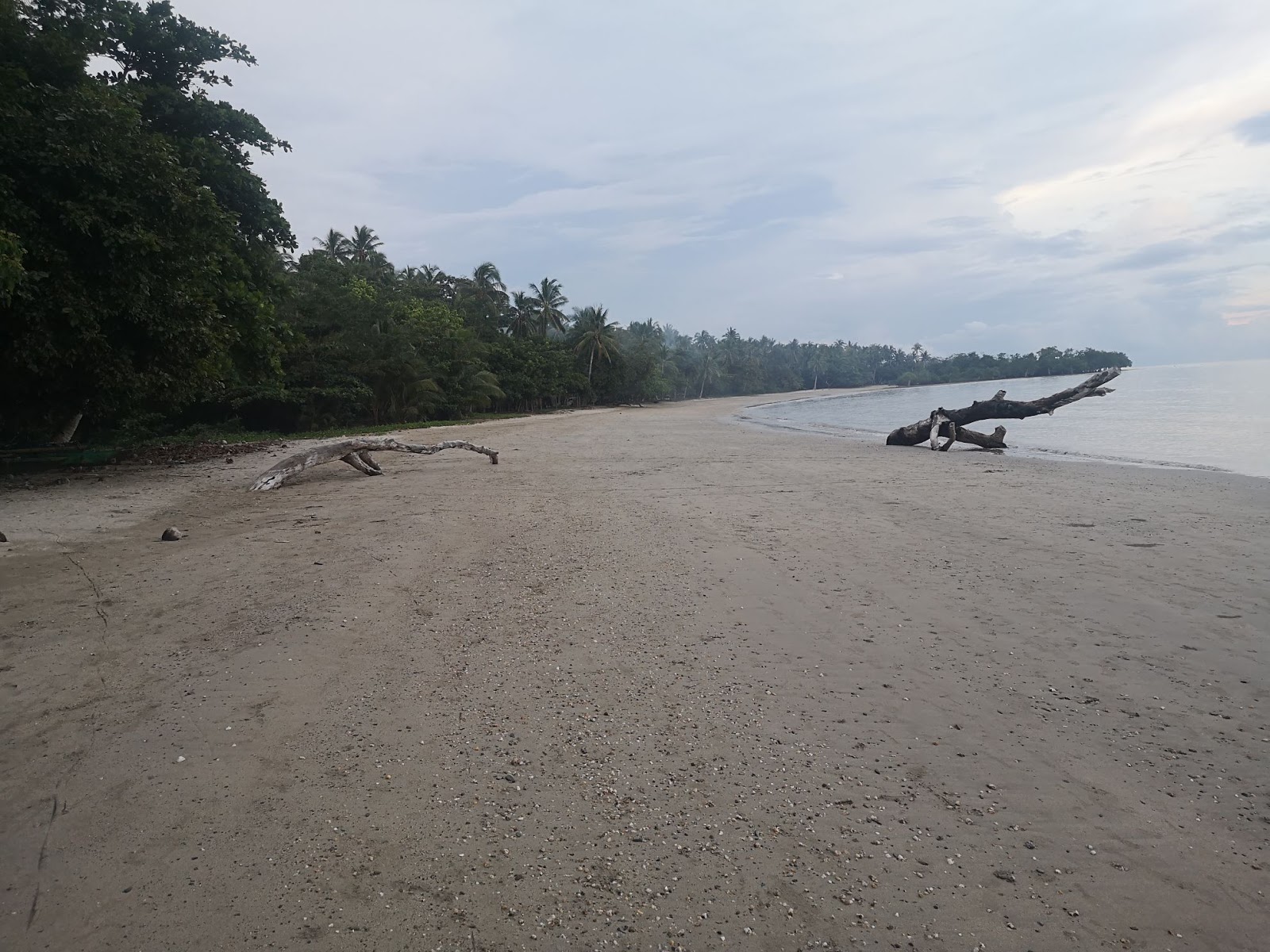 Φωτογραφία του Langogan Beach και η εγκατάσταση