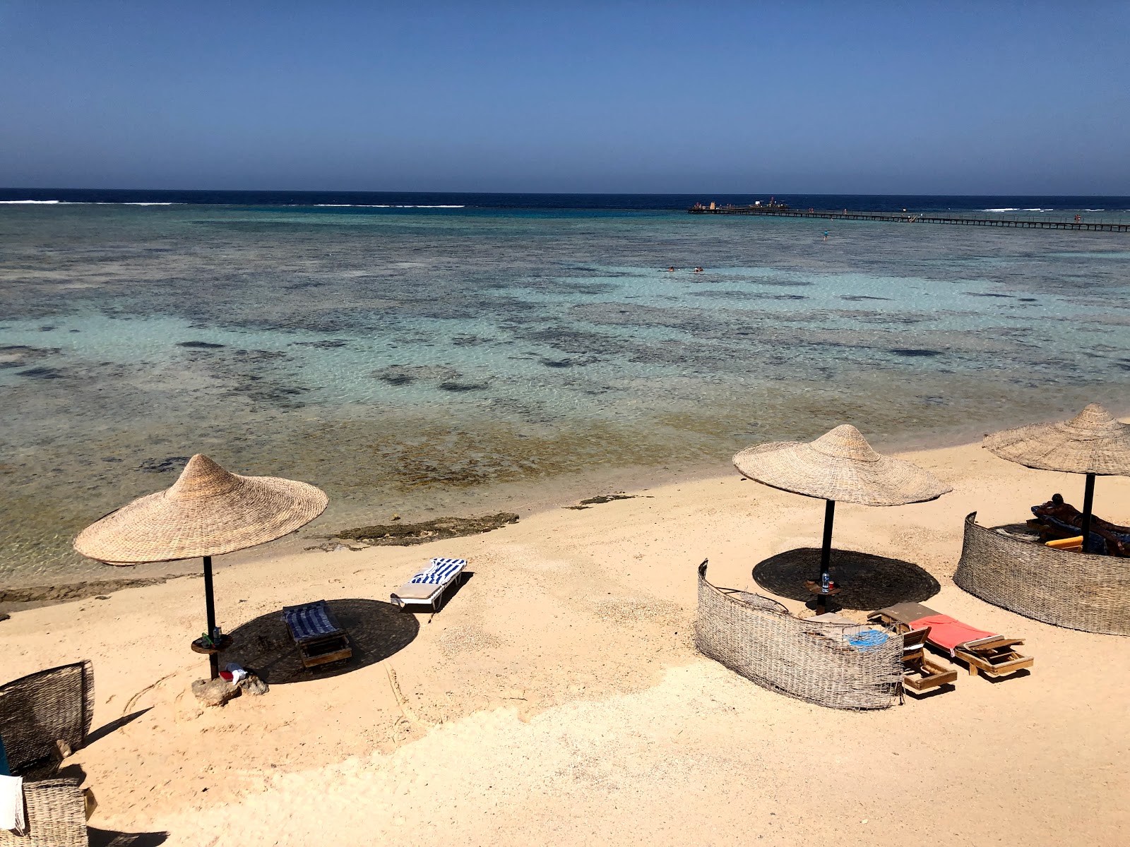 Foto de Fayrouz Beach com cobertura de concreto superfície