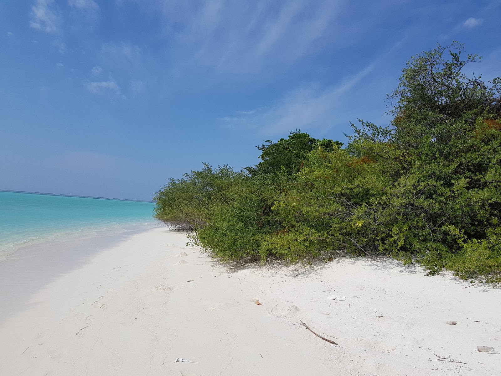 Foto av Himithi Beach med turkos rent vatten yta