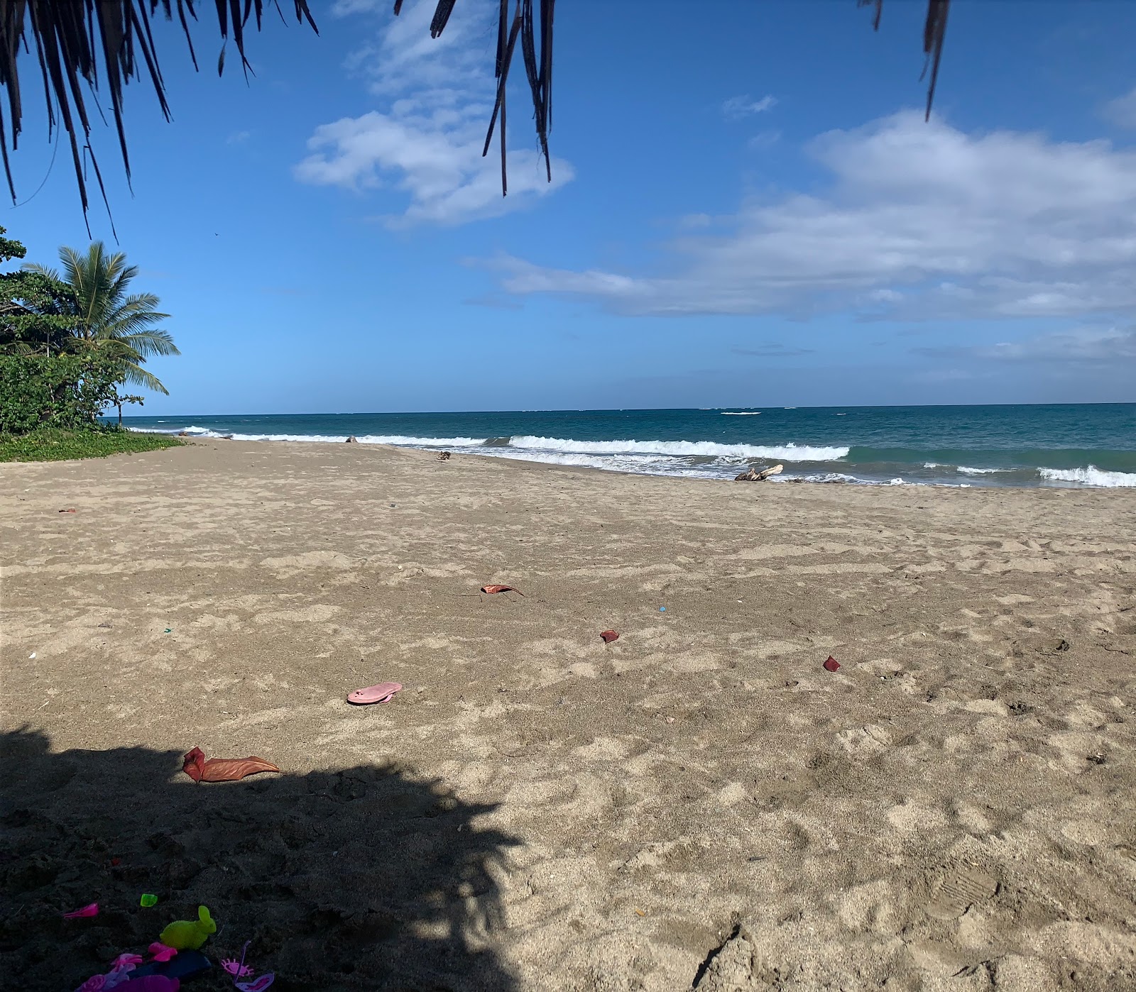 Valokuva Playa la Ermitaista. pinnalla kirkas hiekka:n kanssa